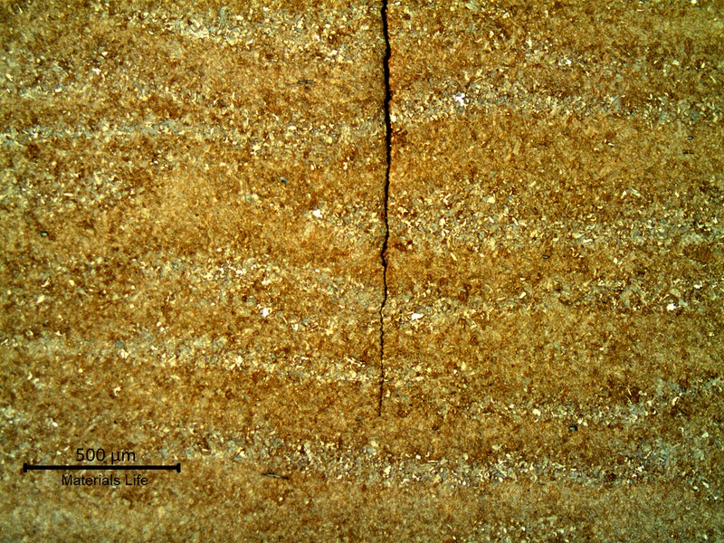 Micrography in low magnification of the straight crack in the valve thickness.  The crack propagates without following any microstructural aspect.  Fatigue is not influenced by microstructure, but by tensile stresses.