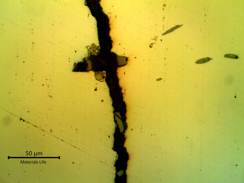 Micrographic detail of the straight crack that propagated by a fatigue mechanism.