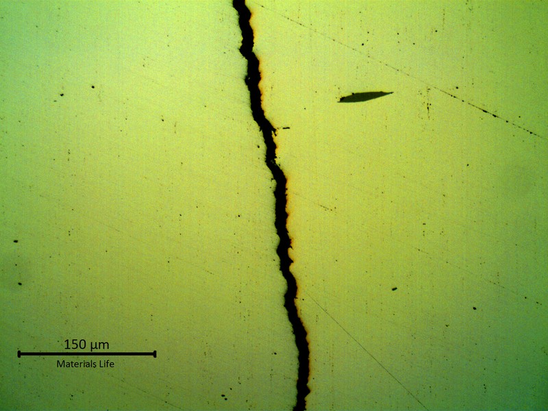 Micrography, as polished, of the crack in the valve thickness,  showing the straight aspect of the fatigue propagation.