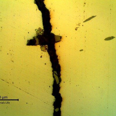 Micrographic detail of the straight crack that propagated by a fatigue mechanism.