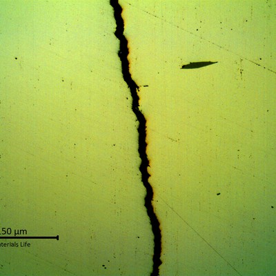Micrography, as polished, of the crack in the valve thickness,  showing the straight aspect of the fatigue propagation.