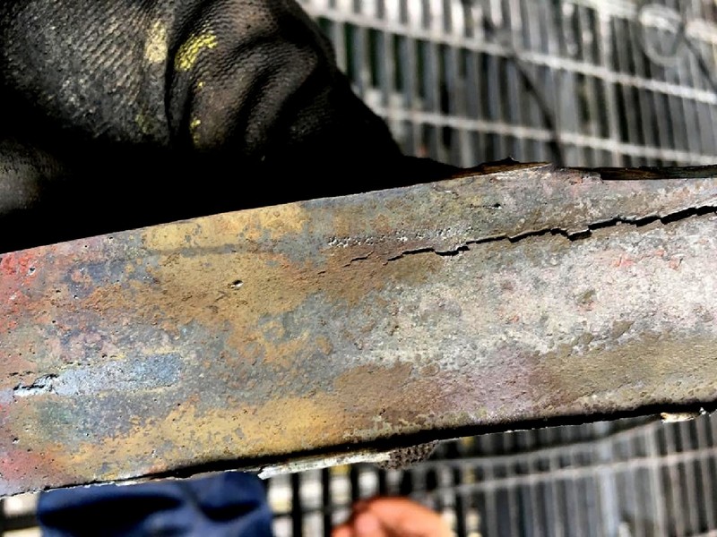 Aspect of the sample removed from the waterwall, where the tube has leaked, presenting the crack in the membrane.