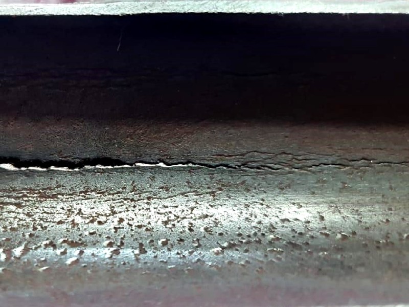 Aspect of the tube internal surface after removal from the boiler, presenting multiple longitudinal cracks.