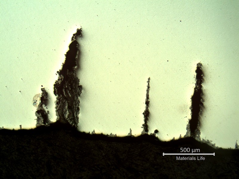 The internal side of the tube presented multiple cracks, filled with oxides, blunt-tipped, typical of a corrosion fatigue cracking mechanism.