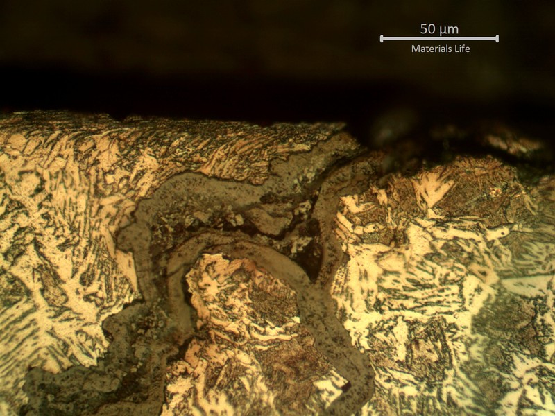 Micrographic detail of the external tube surface with the crack at the weld margin.