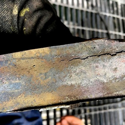 Aspect of the sample removed from the waterwall, where the tube has leaked, presenting the crack in the membrane.