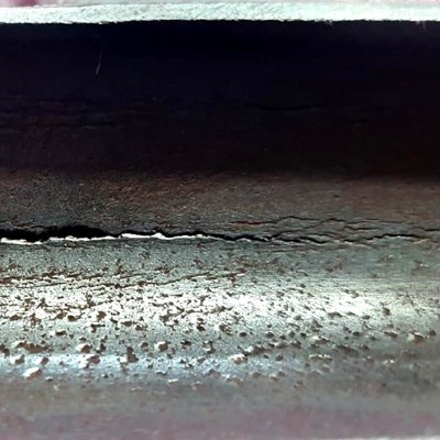 Aspect of the tube internal surface after removal from the boiler, presenting multiple longitudinal cracks.