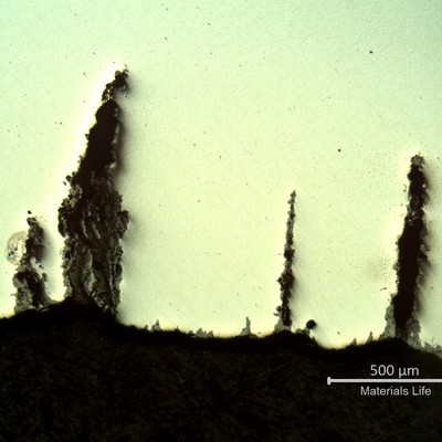 The internal side of the tube presented multiple cracks, filled with oxides, blunt-tipped, typical of a corrosion fatigue cracking mechanism.