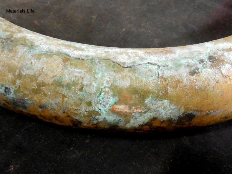 Aspect "as received" of the seamless tube at the curved position, showing the longitudinal crack and corrosion products at the tube surface.