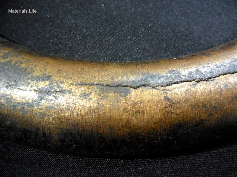 Aspect of the external tube surface after cleaning. It is possible to see that the cracks are longitudinal to the tube and localized in positions where the surface is corroded.