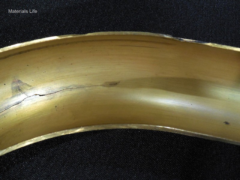 Aspect of the internal tube surface after a longitudinal cut, without cleaning. It is possible to see a clean surface inside the tube.