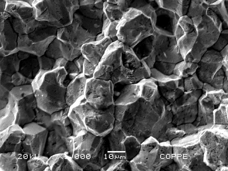 Fractographic detail of the through wall cracking after opening, presenting a full integranular morphology, typical of an intergranular stress corrosion cracking.