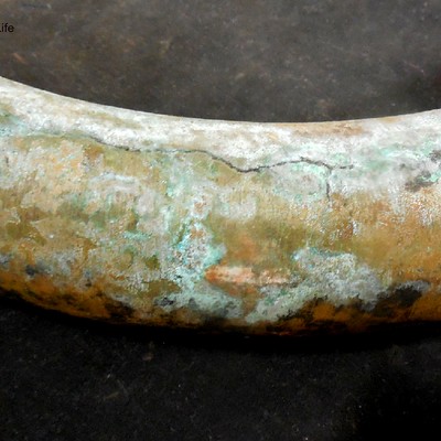Aspect "as received" of the seamless tube at the curved position, showing the longitudinal crack and corrosion products at the tube surface.