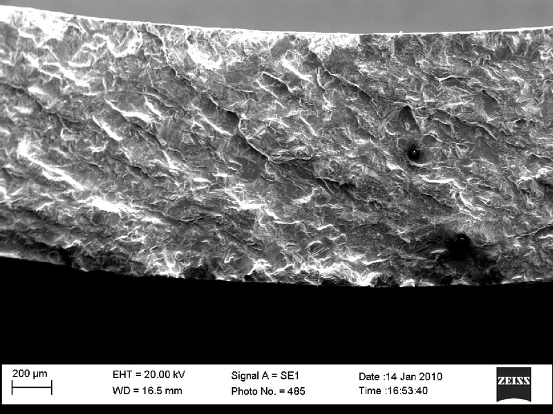 Low magnification fractography by scanning electron microscopy, after a complete opening of the crack. At this magnification no micromechanism is evident.