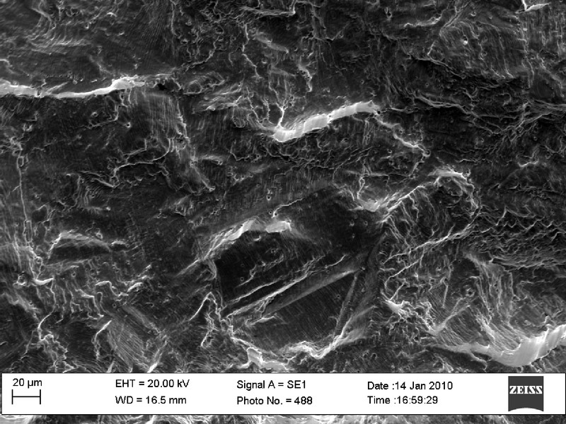 Flat aspect of the fracture. The striation micromechanism is revealed.