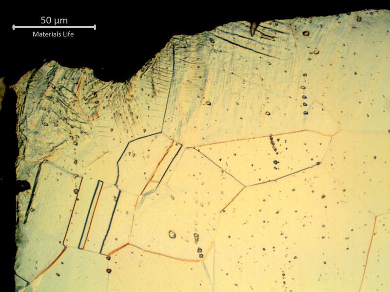 Micrographic detail of the localized plastic deformation due to the fitting assembly, in the region where the fatigue has started.
