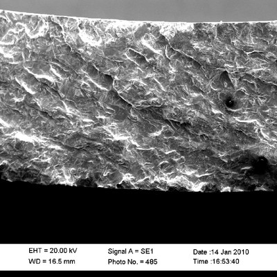 Low magnification fractography by scanning electron microscopy, after a complete opening of the crack. At this magnification no micromechanism is evident.
