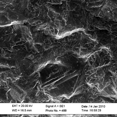 Flat aspect of the fracture. The striation micromechanism is revealed.