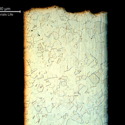 Micrography of a longitudinal section of the tubing where the fracture occurred. the left side is the outer diameter and the right side is the inner diameter.