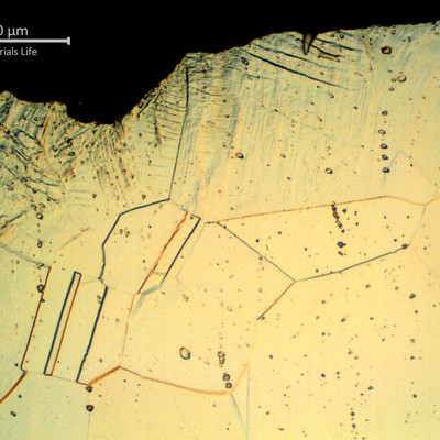 Micrographic detail of the localized plastic deformation due to the fitting assembly, in the region where the fatigue has started.