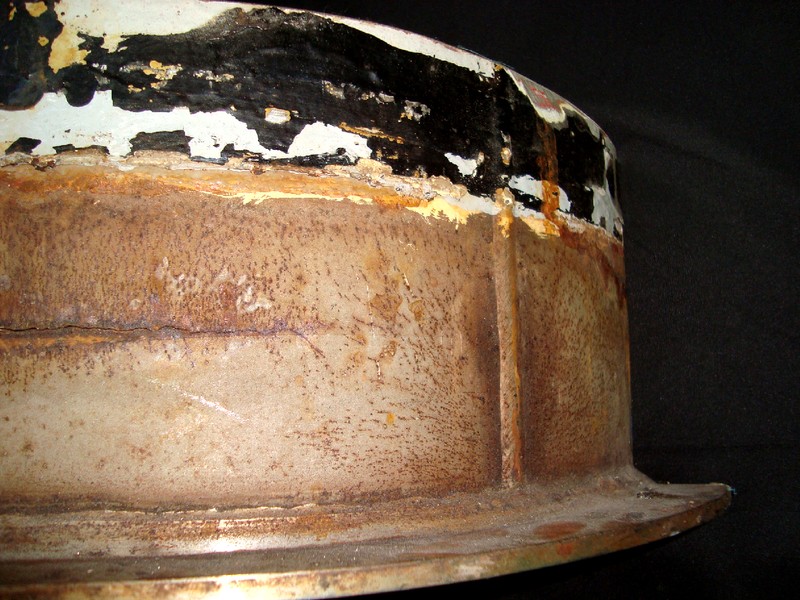 Aspect of the stub end, that is used in combination with a lap joint flange. In this case it was prepared from a seam welded pipe, longitudinal, also with circunferential weld to the stub face (which means it was not flared). The cracking is circunferential in the non painted region, not associated to any welded area.