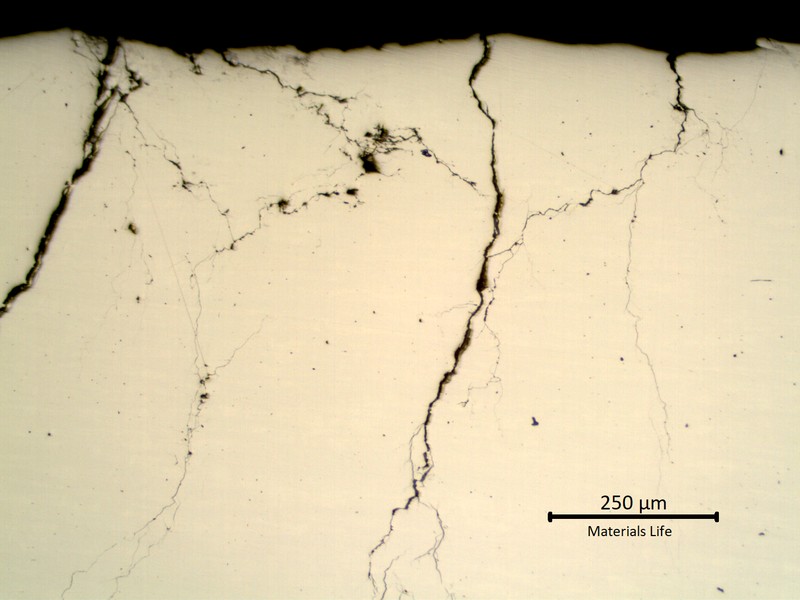 Micrography of the stub end, external side to the top, presenting multiple cracks propagating throught wall.