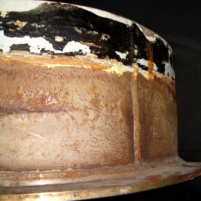Aspect of the stub end, that is used in combination with a lap joint flange.  In this case it was prepared from a seam welded pipe, longitudinal, also with circunferential weld to the stub face (which means it was not flared).  The cracking is circunferential in the non painted region, not associated to any welded area.