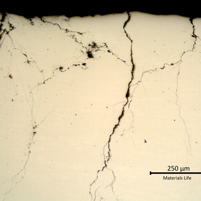 Micrography of the stub end, external side to the top, presenting multiple cracks propagating throught wall.