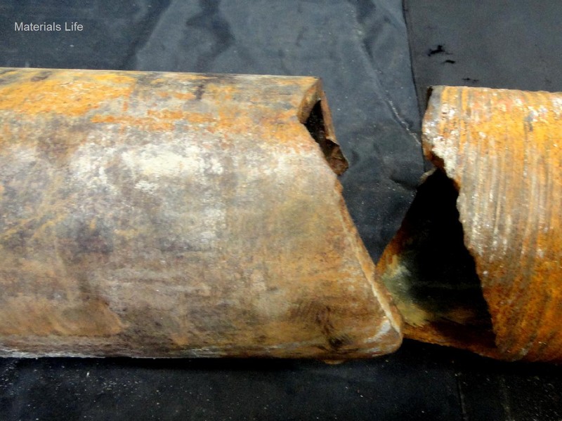 Fracture position at the pipe body, about 1 meter from the tool joint end.  The fracture presented two main aspects, a flat fracture transverse to the pipe axis, that propagated by fatigue through almost 50% of the pipe perimeter, and a final fracture by shear overloading.