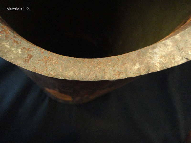 Pipe fracture, flat, at the region of subcritical crack growth.