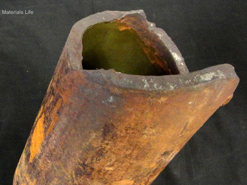 Fracture appearance in the side that was not damaged by the fishing, showing the two aspects of the fracture propagation, half by fatigue and half by shearing overloading.