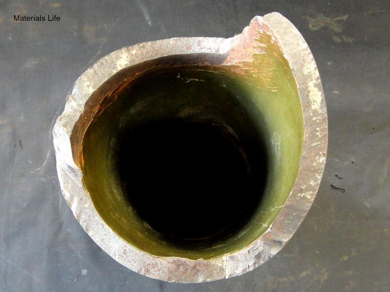 View of the fracture.  The internal green coating was removed only close to the fracture.