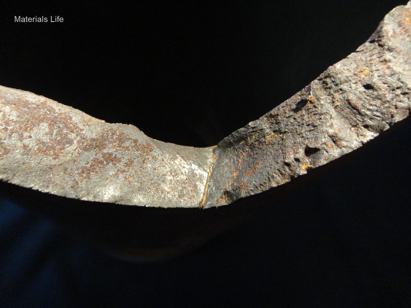 Region of the pipe fracture, where there is a transition from the flat fatigue to the rough overloading.