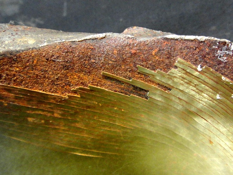 Region where the internal coating was detached. The fracture at this position is flat.