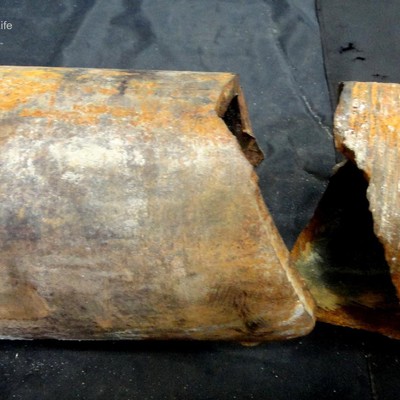 Fracture position at the pipe body, about 1 meter from the tool joint end.  The fracture presented two main aspects, a flat fracture transverse to the pipe axis, that propagated by fatigue through almost 50% of the pipe perimeter, and a final fracture by shear overloading.