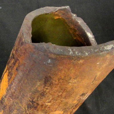 Fracture appearance in the side that was not damaged by the fishing, showing the two aspects of the fracture propagation, half by fatigue and half by shearing overloading.
