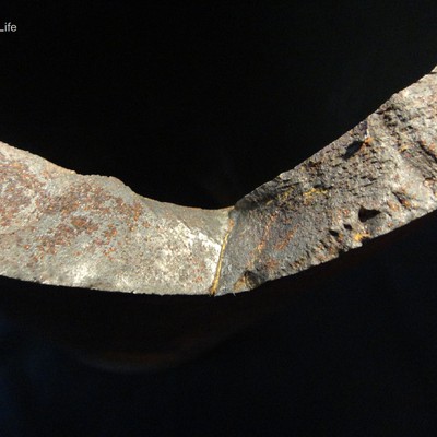 Region of the pipe fracture, where there is a transition from the flat fatigue to the rough overloading.
