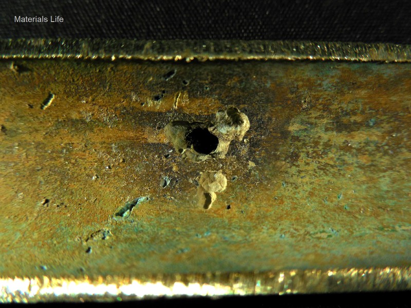 Visual aspect of the internal side of the tube, after longitudinal cut, presenting the region of leakage.  The tube, that is 1.6mm thick, presented several points of localized diissolution .