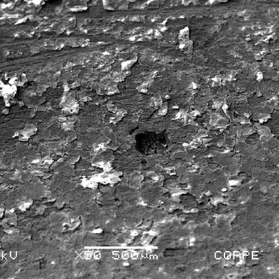 Scanning electron microscopy of the internal surface of the tube, showing that under the deposits there are regions of localized corrosion.
