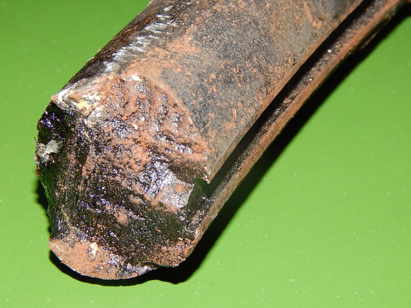 Detailed aspect of the fractured position, in a region where the clamp was no longer coated and there is no insert in the groove (at the internal clamp diameter). The fracture is transverse to the clamp axis.