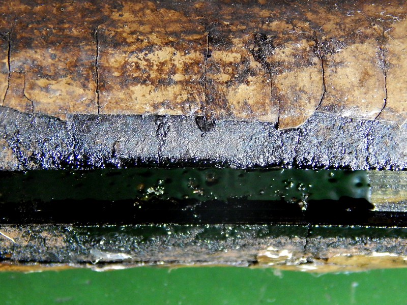 Close to the ID of the clamp, at the groove position, there are cracks in the coating (white brown) and also at the substrate.