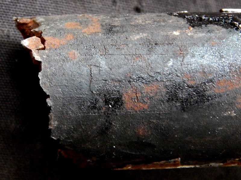 Aspect of the clamp surface showing several parallel cracks, transverse to the wire surface, with a brittle aspect.