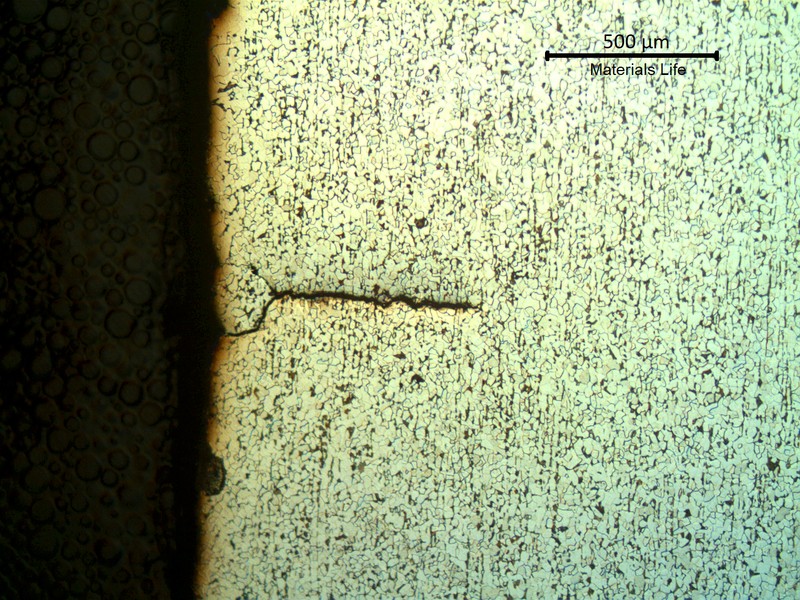 The clamp presented several cracks, parallel, transverse to the axis.  The appearance of the cracks in the metallographic section shows that some cracks propagate and growth with a irregular path.