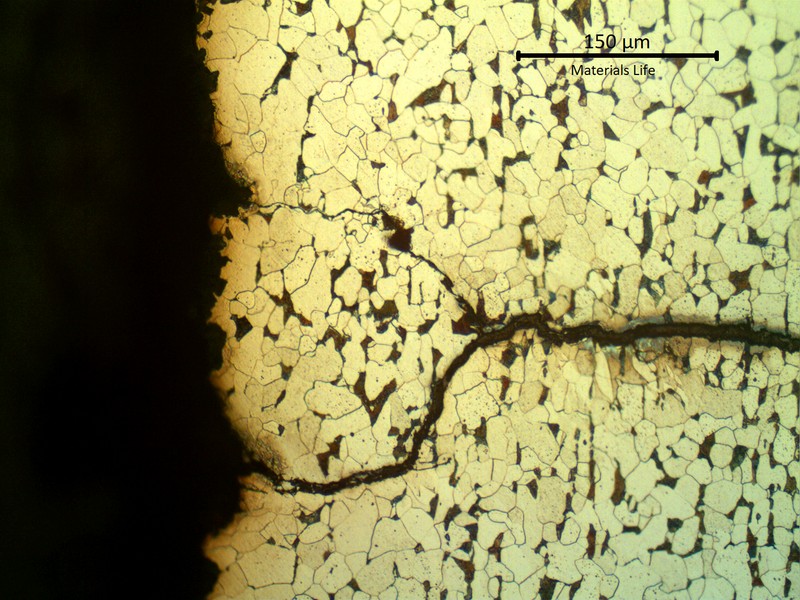 Metallographic aspect of the cracks showing that several microcracks join from different pits and growth through the section, in a transgranular morphologyy.