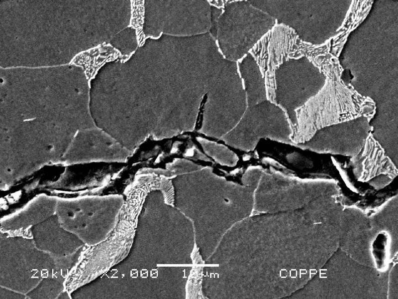 Metallographic aspect of one secondary cracking, paralell to the fracture surface, growthing with an irregular path and transgranular morphologyy.
The main crack presents small branching and cleavage propagation with a clear influence of corrosion (hydrogen evoution) .