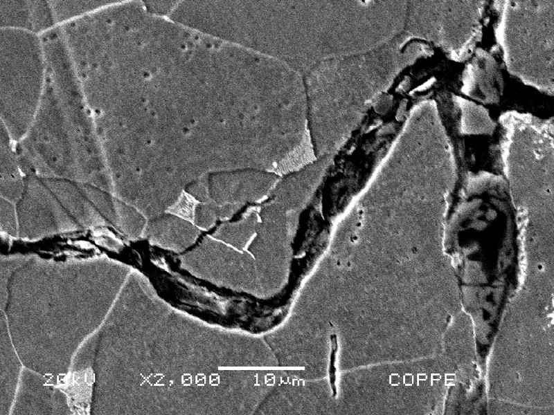 Metallographic aspect of one secondary cracking, paralell to the fracture surface, growthing with an irregular path and transgranular morphologyy.
The main crack presents small branching and cleavage propagation with a clear influence of corrosion (hydrogen evoution) .
