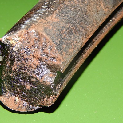 Detailed aspect of the fractured position, in a region where the clamp was no longer coated and there is no insert in the groove (at the internal clamp diameter). The fracture is transverse to the clamp axis.