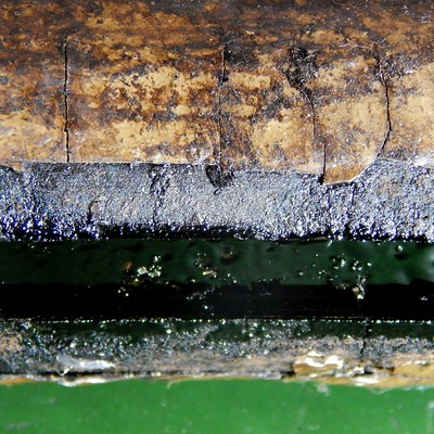 Close to the ID of the clamp, at the groove position, there are cracks in the coating (white brown) and also at the substrate.