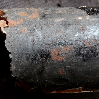 Aspect of the clamp surface showing several parallel cracks, transverse to the wire surface, with a brittle aspect.