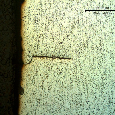 The clamp presented several cracks, parallel, transverse to the axis.  The appearance of the cracks in the metallographic section shows that some cracks propagate and growth with a irregular path.
